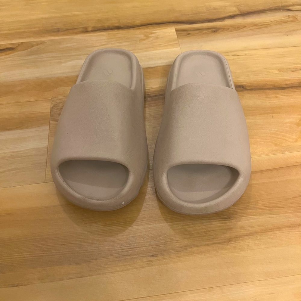 Yeezy Slide. Bone color